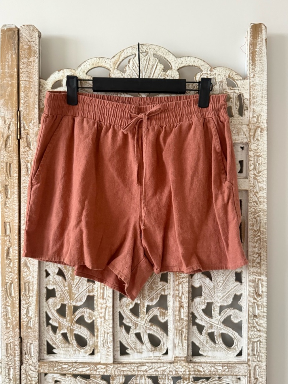 C&C CALIFORNIA Women's Elastic Waist Rust Linen Shorts